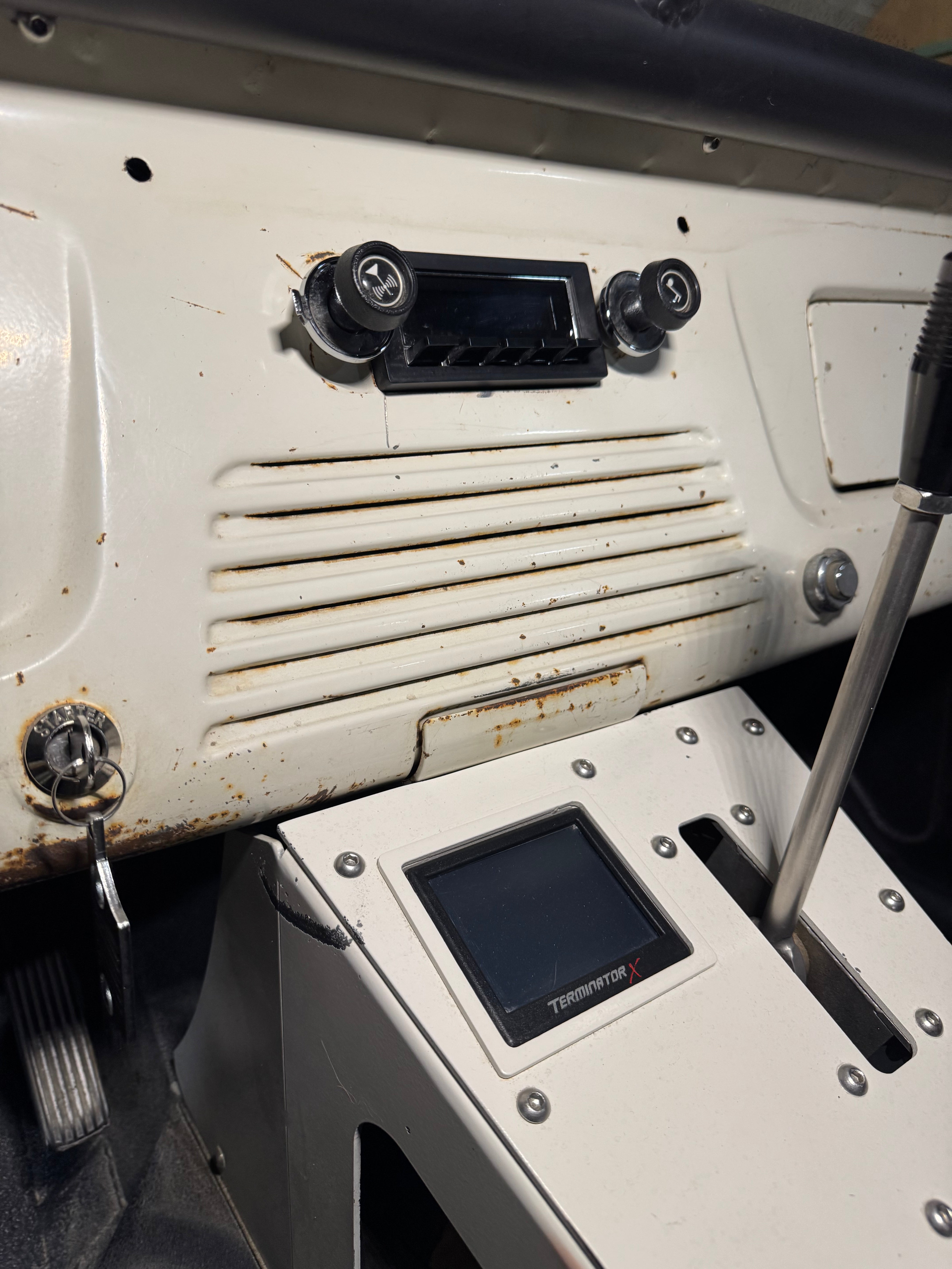 Jeepster Commando Center Dash Speaker Mount