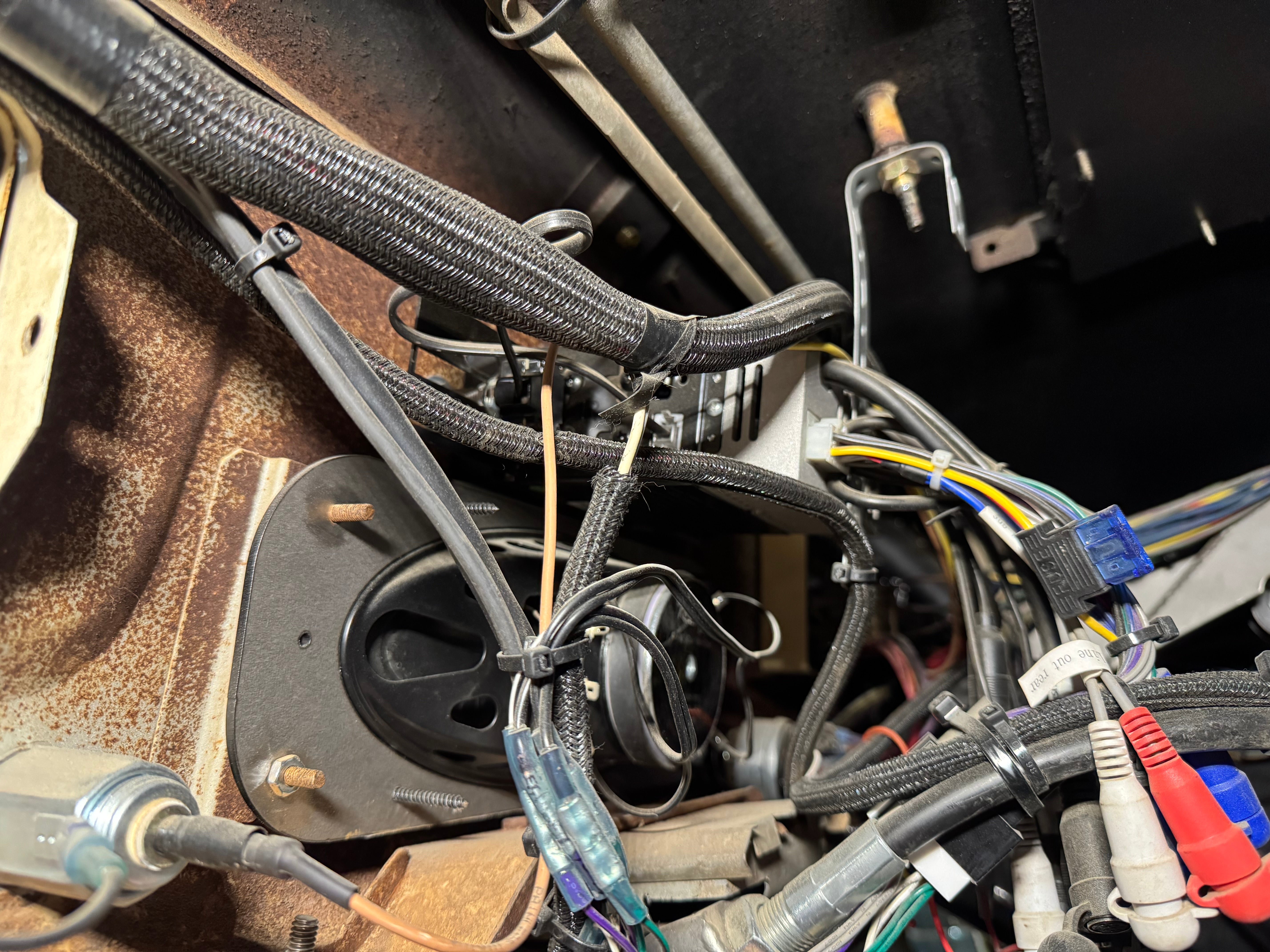 Jeepster Commando Center Dash Speaker Mount